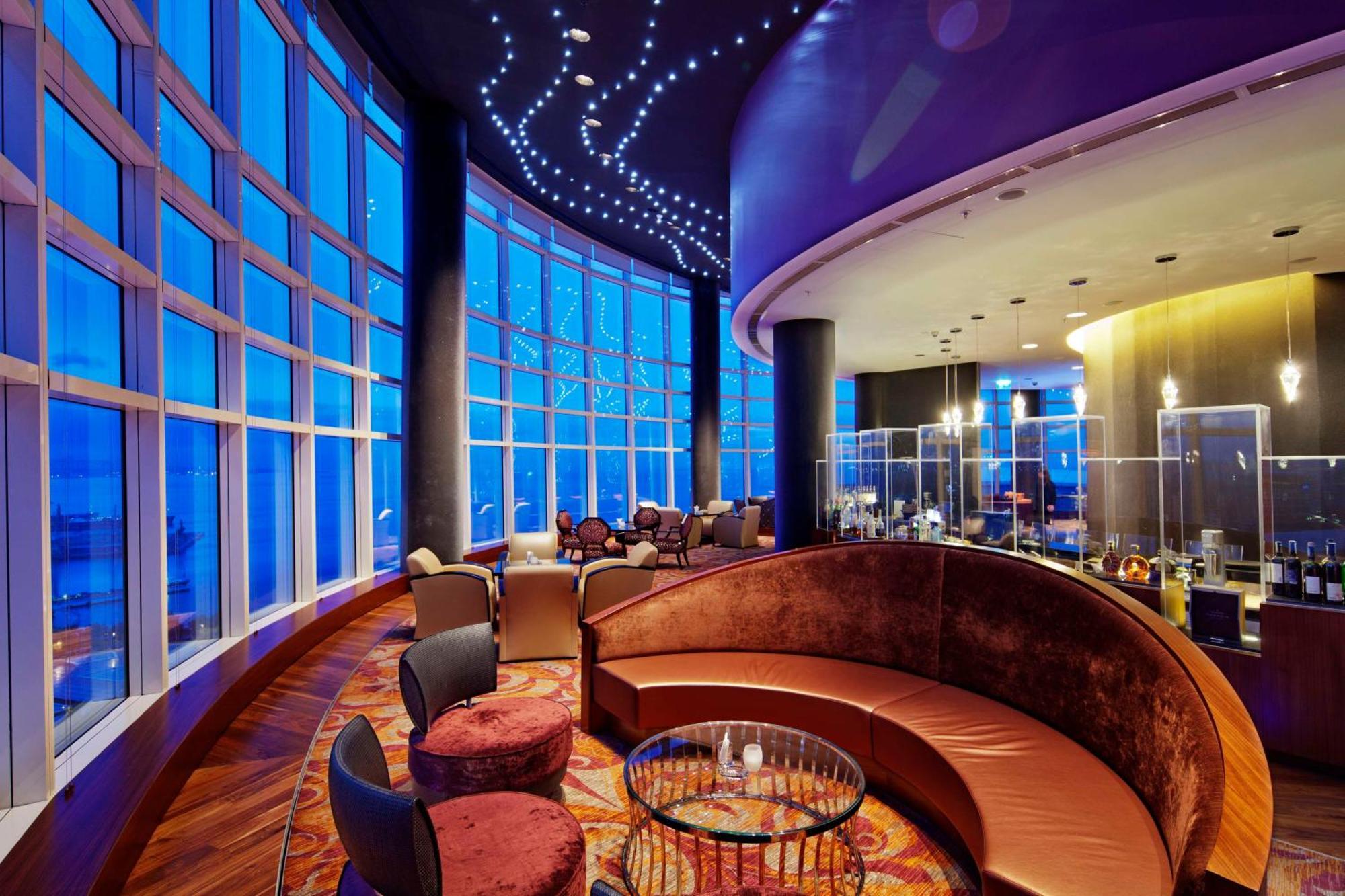 Hilton Baku Hotel Luaran gambar The 87th Lounge at Hong Kong International Airport