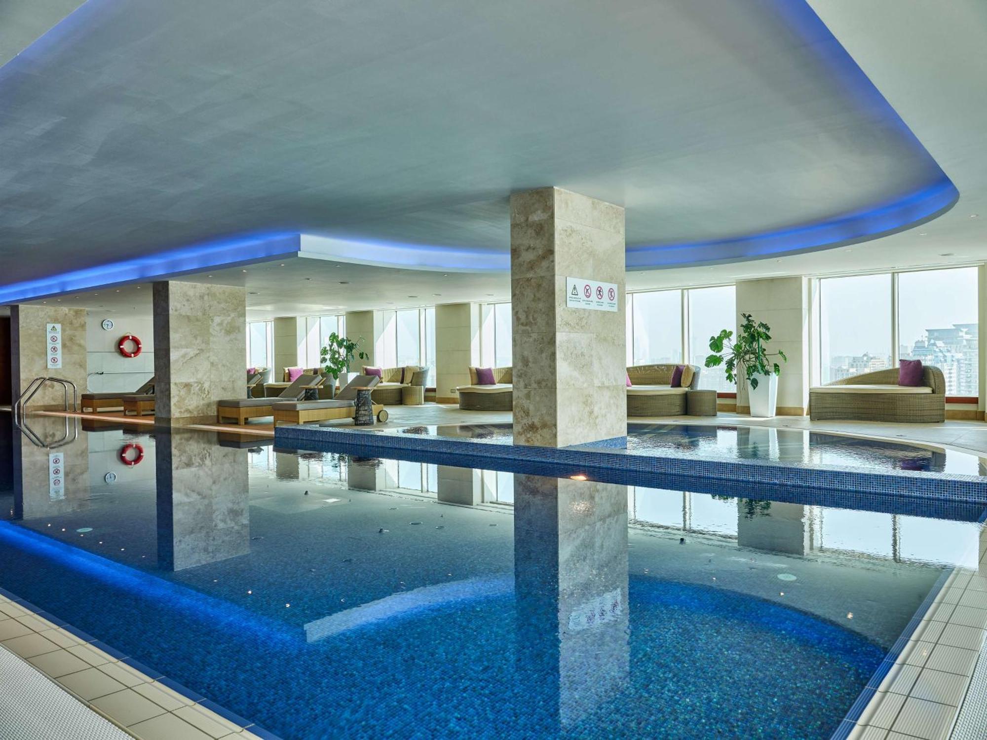 Hilton Baku Hotel Luaran gambar The pool at the 52nd floor